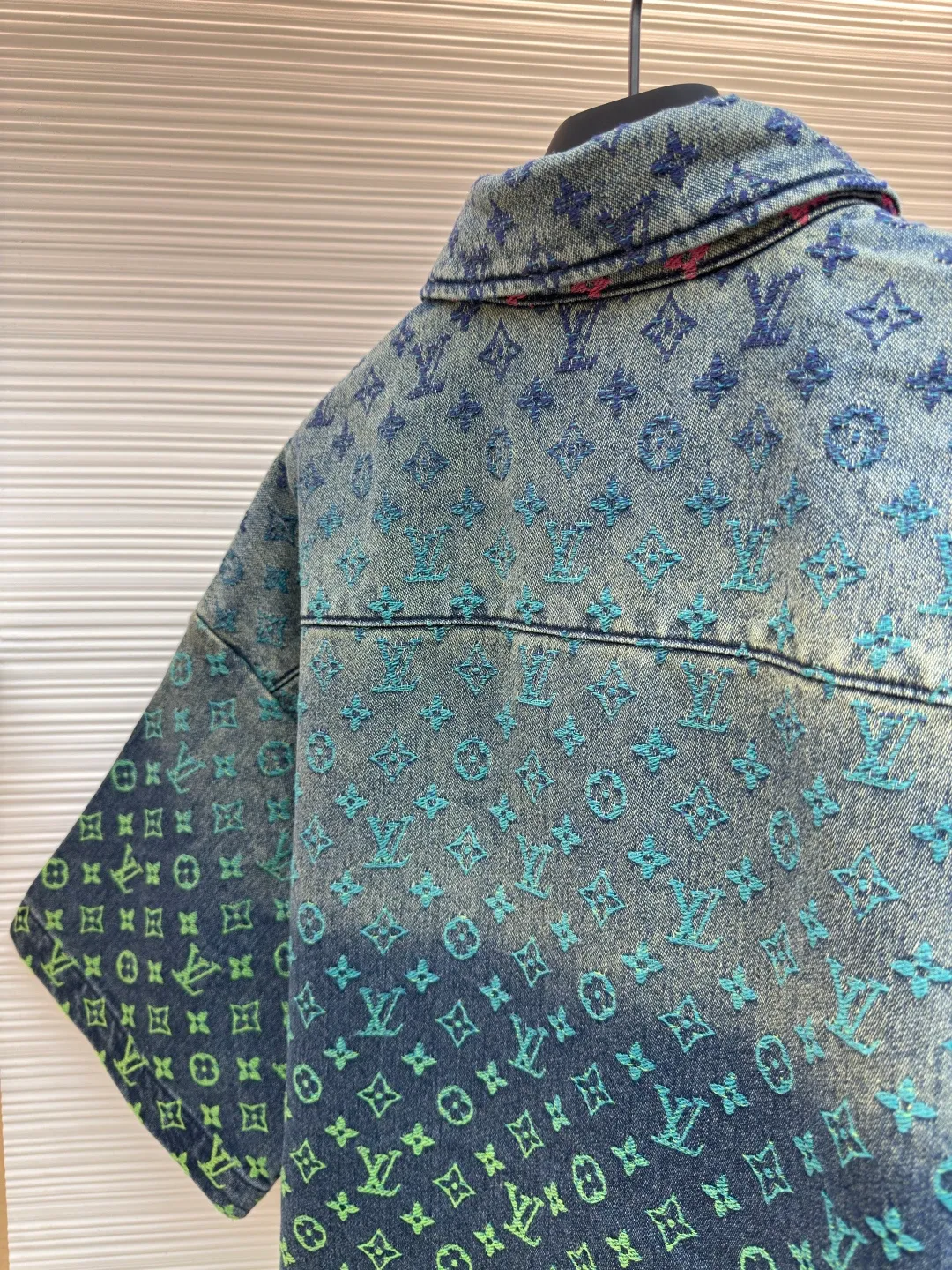 LOUIS VUITTON Gradient color jacquard denim short-sleeved shirt ●Authentic product: purchased and developed for 16900 ●Item number: 1680136-B70 ●Material: denim fabric ●Technology: jacquard gradient production ●Version: fitted version ●Weight: about 880 grams ●Size: XS-S-M-L ●Description: The fabric is made of 10s*7s combed cotton denim, matched with 60s twill Tencel cotton lining, purchased Y version color matching, ordered and dyed 4 color weft yarns, referring to the Y version color gradient level, single color yarn hand-numbered fabric organization, 1:1 restoration of pattern painting jacquard device, weft yarn is made of 100% cotton yarn, the fabric is woven with a rapier jacquard machine, purely hand-made single-piece cutting, front and rear trouser waistbands are all It is cut with positioning flowers. The two patch pockets on the back are made of restored flowers. All the trousers hanging ears have the Presbyopia logo in the middle. The triangular hanging ears on the back are made of round flowers on the bottom. The upper two flowers are completely symmetrical and centered, and the details are directly filled out. For the washing process, the plastic sealing film material is used to open the mold and position it. Nine positions are manually sprayed twice for coloring. During this period, the coloring time of the horse must be strictly controlled. If the time is too long, the color will be too dark. If the Y-version effect cannot be achieved, workers must operate quickly and accurately, and then rinse and solidify the color in the later stage. The back waistband is affixed with a cowhide two-layer embossed leather tag, with the brand logo made of rose gold and white copper. The zipper is made of 2# long puller and closed tail zipper made of bronze. The waist button is made of electroplated antique gold and white copper I-shaped plate. The overall wiring is straight and delicate, the fabric is comfortable and soft, and the color is consistent without color difference. It can be matched with the same style to create a fashionable look and control various occasions. Customized accessories, complete with three standards, same style for men and women!